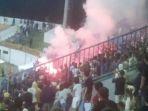 Flare-menyala-di-tribune-Aremania-setelah-laga-Barito-Putera-vs-Arema-FC-berakhir.jpg