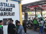 Gojek-datang-dari-Surabaya-untuk-menjenguk-korban-begal-di-RSUD-dr-Mohammad-Zyn-Sampang.jpg