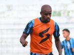 Greg-Nwokolo-saat-berlatih-bersama-Arema-FC-di-Liga-1-2023.jpg