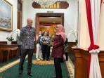 Gubernur-Jatim-Khofifah-Indar-Parawansa-Konjen-Amerika-Serikat-Surabaya-Christopher-R-Green.jpg