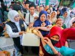 Warga Kecamatan Waru Sidoarjo Nikmati Manfaat Pasar Murah dari Gubernur Khofifah