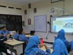 Guru-mengajar-siswa-menggunakan-IT-Board-di-MAN-2-Kota-Malang.jpg