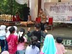 Heru-Prakoso-mendongeng-Festival-Literasi-Renjana-Amerta-Carita.jpg