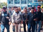 Imam-Muslimin-Yai-Mim-dikawal-pendukungnya-saat-mendatangi-Polresta-Malang-Kota.jpg