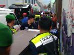 Jenazah-korban-longsor-jalur-Pacet-Cangar-saat-dibawa-masuk-ke-dalam-mobil-ambulans.jpg