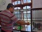 John-Ruby-dan-sang-istri-saat-memberi-makan-kucing-ras.jpg