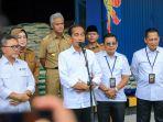 Jokowi-niatnya-mengenalkan-Menteri-Perdagangan-Zulkifli-Hasan-kepada-warga.jpg