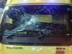 Kaca-truk-pecah-akibat-lemparan-batu-Desa-Jerukseger-Kecamatan-Gedeg-Kabupaten-Mojokerto.jpg