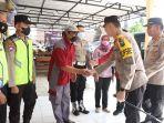 Kapolres-Malang-AKBP-Ferli-Hidayat-mengecek-tingkat-kesembuhan-penyakit-kuku-dan-mulut.jpg