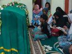 Keluarga-korban-tragedi-Kanjuruhan-saat-mendoakan-Andi-Setiawan-di-rumah-duka.jpg