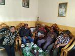 Kepala-Desa-Sidomulyo-Surto-paling-kiri-memberikan-keterangan.jpg
