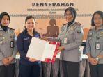 Kepala-Lapas-Perempuan-Kelas-II-A-Malang-Yunengsih-saat-menyerahkan-SK-Remisi-Waisak.jpg