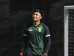 Kiper-Persebaya-Surabaya-Ernando-Ari-berlatih-di-Stadion-Gelora-10-Nopember.jpg