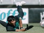 Kiper-Persebaya-Surabaya-Satria-Tama-saat-pemanasan-sebelum-menjamu-PSIS-Semarang.jpg