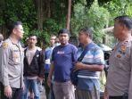 Kombes-Pol-Budi-Hermanto-saat-berbincang-dengan-para-sopir-angkot.jpg