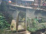 Kondisi-bagian-bawah-dekat-penyangga-Jembatan-Splendid-Kota-Malang-rusak.jpg