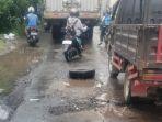 Kondisi-jalan-berlubang-di-Sidoarjo-saat-musim-hujan.jpg