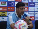Madura-United-Angel-Alfredo-Vera-saat-jumpa-pers-setelah-pertandingan-menghadapi-Persib-Bandung.jpg