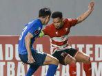Madura-United-Lulinha-berebut-bola-dengan-pemain-Tainan-City-FC.jpg