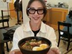 Manajer-Marketing-Kober-Mie-Chey-Yuanita-saat-menunjukkan-mie-hot-pot-varian-Kober-Mala.jpg