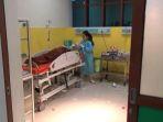Mantan-istri-dan-mantan-kakak-ipar-korban-pembacokan-dirawat-di-IGD-RSUD-dr-Harjono-Ponorogo.jpg