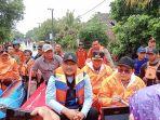 Mensos-Gus-Ipul-saat-Baik-Perahu-Karet-Tinjau-Langsung-Lokasi-Banjir-di-Jombang.jpg