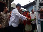 Mensos-Saifullah-Yusuf-atau-Gus-Ipul-memberikan-bantuan-gerobak-dorong-kepada-Lansia-Sidoarjo.jpg