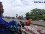 Mistin-penjual-bunga-di-pintu-masuk-Stadion-Kanjuruhan-Kecamatan-Kepanjen.jpg