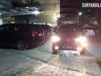 Mobil-tim-KPK-keluar-dari-kompleks-kantor-Dinas-Perumahan-Rakyat.jpg