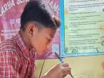 Muhammad-Bazarullah-siswa-SD-di-Kabupaten-Malang-berlatih-membuat-karya-seni.jpg