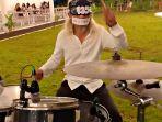Pada-Kamis-10112022-malam-Kunto-Hartono-menggebuk-drum-dengan-penutup-mata.jpg