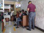 Para-pelapor-saat-berada-di-ruang-SPKT-Polres-Malang-Senin-14112022.jpg