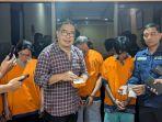 Para-tersangka-kasus-penyalahgunaan-narkoba-saat-berada-di-Mapolresta-Banyuwangi.jpg