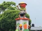 Patung Petani Berkepala Buah Apel di Kota Batu Bikin Bingung Wisatawan dan Warga