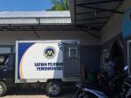 Pekerja-menurunkan-alat-makan-di-SPPG-Desa-Sukosari-Gondanglegi-Kabupaten-Malang.jpg