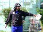 Pelatih-Arema-FC-Javier-Roca-memberikan-instruksi-kepada-anak-asuhnya-dalam-laga-uji-coba.jpg
