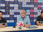 Pelatih-Dewa-United-Jan-Olde-Riekerink-dan-pemain-Stefano-Lilipaly.jpg