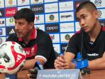 Pelatih-Madura-United-Alfredo-Vera-kiri.jpg