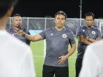 Pelatih-Timnas-U-17-Indonesia-Bima-Sakti-saat-memimpin-latihan-tim-s.jpg