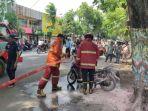 Pemadaman-kebakaran-motor-Yamaha-Mio-di-Jalan-Raya-Panglima-Sudirman-Kota-Probolinggo.jpg