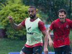 Pemain-Arema-FC-Dalberto-dalam-sesi-latihan-di-Lapangan-ARG-Soccer-Field-Lawang.jpg