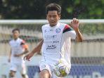 Pemain-Arema-FC-Kevin-Armedya-dalam-laga-melawan-Dewa-United-di-Stadion-PTIK.jpg