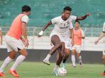 Pemain-Madura-United-Hugo-Gomes-menjalani-official-training-jelang-menjamu-Persita-Tangerang.jpg