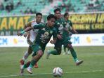 Pemain-Persebaya-Surabaya-Andre-Oktaviansyah-saat-menghadapi-Dewa-United.jpg