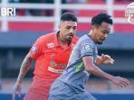 Pemain-Persebaya-Surabaya-M-Hidayat-kanan-saat-menghadapi-pemain-Borneo-FC.jpg