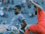 Pemain-Persebaya-Surabaya-Silvio-Junior-saat-menghadapi-pemain-Borneo-FC.jpg