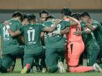 Pemain-Persebaya-Surabaya-di-sebuah-laga-Liga-1-2022.jpg