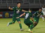 Pemain-Persebaya-Surabaya-saat-merayakan-gol-ke-gawang-Persita-Tangerang.jpg