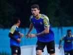 Pemain-baru-Arema-FC-Luiz-Gustavo-dalam-sesi-latihan-di-Lapangan-ARG-Soccer-Field-Lawang.jpg