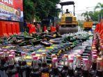 Pemusnahan-miras-di-Halaman-Mapolresta-Banyuwangi-Jumat-20122024.jpg